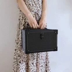 Make Up Koffer- Make Up Organizer- Beautycase -zwart -Make-upkoffer- Multifunctionele Koffer- Make-upkoffer- Sieradenkoffer- Kapperskoffer- Afneembare Schouderriem- Klassieke Zwarte Beautycase 15 Make Up Koffer- Make Up Organizer- Beautycase -zwart -Make-upkoffer- Multifunctionele Koffer- Make-upkoffer- Sieradenkoffer- Kapperskoffer- Afneembare Schouderriem- Klassieke Zwarte Beautycase -Max Factor Winkel 1200x1200 1119