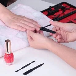 In Round Nagelset 16-delig Met Etui – Manicure Set – Pedicure Set - Staal – Zwart / Rood – Nagelsetje – Nagel Knipper – Nagelknipper – Manicureset – Nagelschaar – Pedicureset – Nagelverzorging – Nageltang – Nail Clipper -Max Factor Winkel 1200x1200 1464