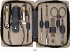 Skeraxo 8-delige Luxe Verschillende Tools - Professioneel Manicure Set & Pedicureset Met Nagelvijl & Nageltang – Behandeling Nagels En Huid 26 Skeraxo 8-delige Luxe Verschillende Tools - Professioneel Manicure Set & Pedicureset Met Nagelvijl & Nageltang – Behandeling Nagels En Huid -Max Factor Winkel 1200x866 5