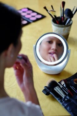 Medisana CM 835 Cosmetica Spiegel -Max Factor Winkel 799x1200 4